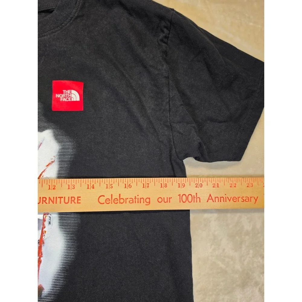 The North Face Mens Black Mountaineer Graphic T-Shirt Red Box Logo Small